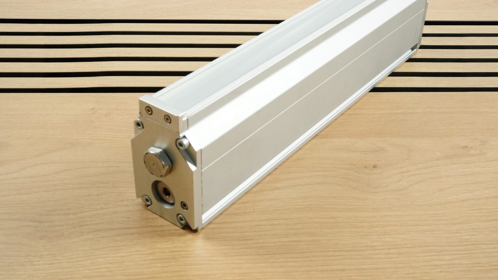 [EFFI-LINE3-IP67-WTR-2600-525-PWR-FL2-LXX] Green — LED line light / IP67 - POWER version Optical length: 2600mm / WTR: Watercooling / FL2: Flying leads - 2 power inputs - XXm long — MANDATORY: requires EFFI-PACKAGING-WRAP3000